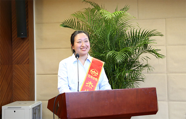 市場營銷中心劉巍巍、技術中心王夏偉代表杰出團隊及優(yōu)秀個人發(fā)言