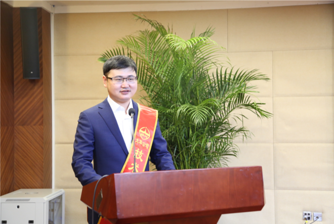 市場營銷中心劉巍巍、技術中心王夏偉代表杰出團隊及優(yōu)